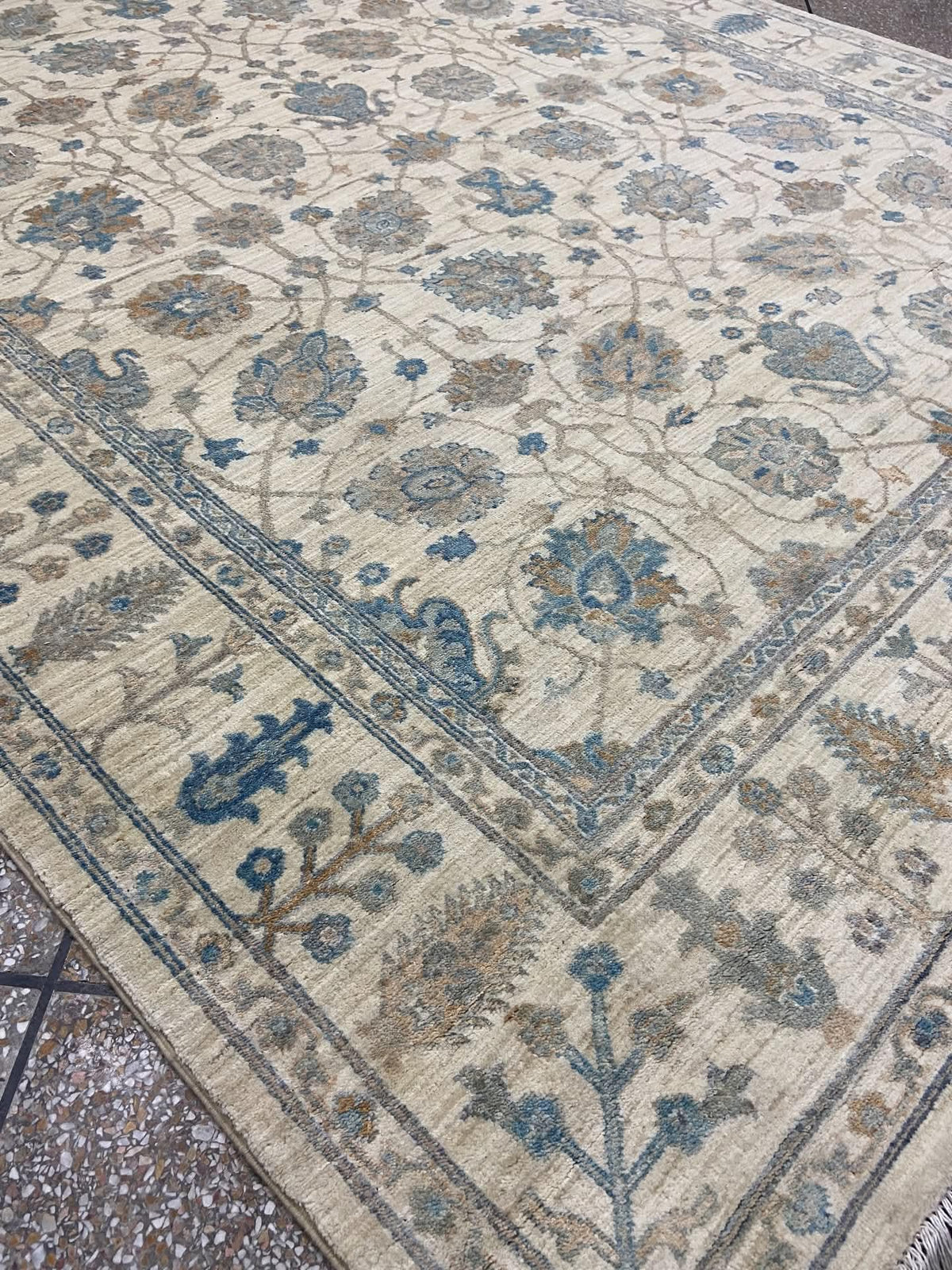 Hand-Knotted Oushak Wool Rug – Turkish Style Floral Design, Ivory & Blue